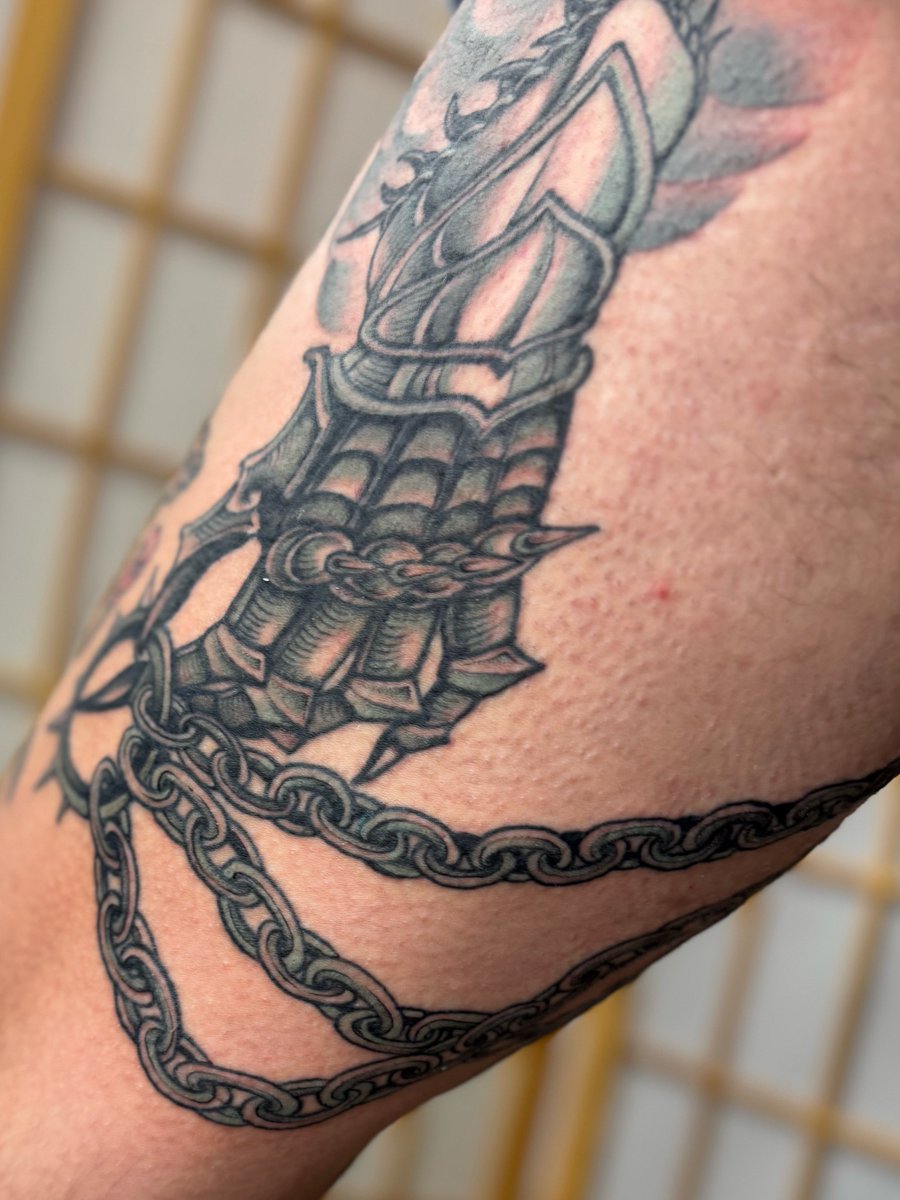 skunk_bucketss's tweet photo. Flail and gauntlet from yesterday. One more sitting left to finish that smoke dragon https://t.co/7OunIp5N3O