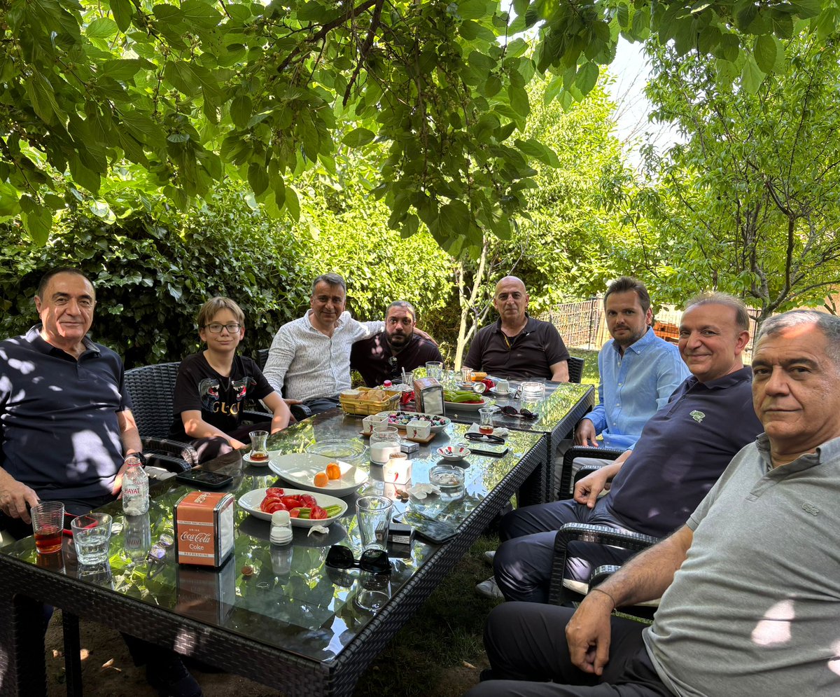 Bayramın bereketi, sofranın huzuru ile  samimiyetle buluştu. 
Rabbim cümlemizi bilim , birlik ve barış içinde nice bayramlara eriştirsin.

 Genel Başkanımız Sayın Ümit Özdağ 11 Haziranda özgürlüğüne kavuşunca  ikinci bayram sofrasını kurmak nasip olsun inşaallah.