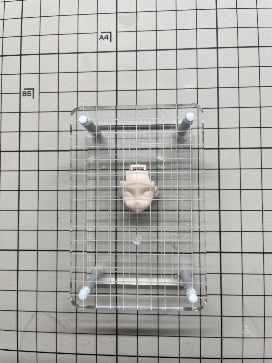 セリアの方眼付スタンプ台からアイデカールガイドを作ってみました。
他にランナーと4mmプラパイプを使用しています。
（天板の真ん中の穴は間違って開けてしまいました😆）
穴あけ大変なので既製品買った方がいい！