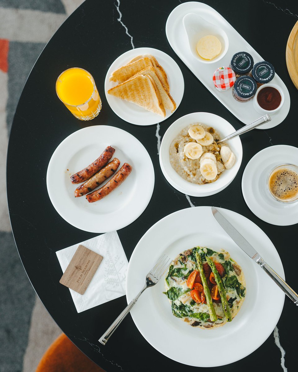 The only thing better than these skyline views? Breakfast delivered directly to you.
Wake up with Four Seasons.