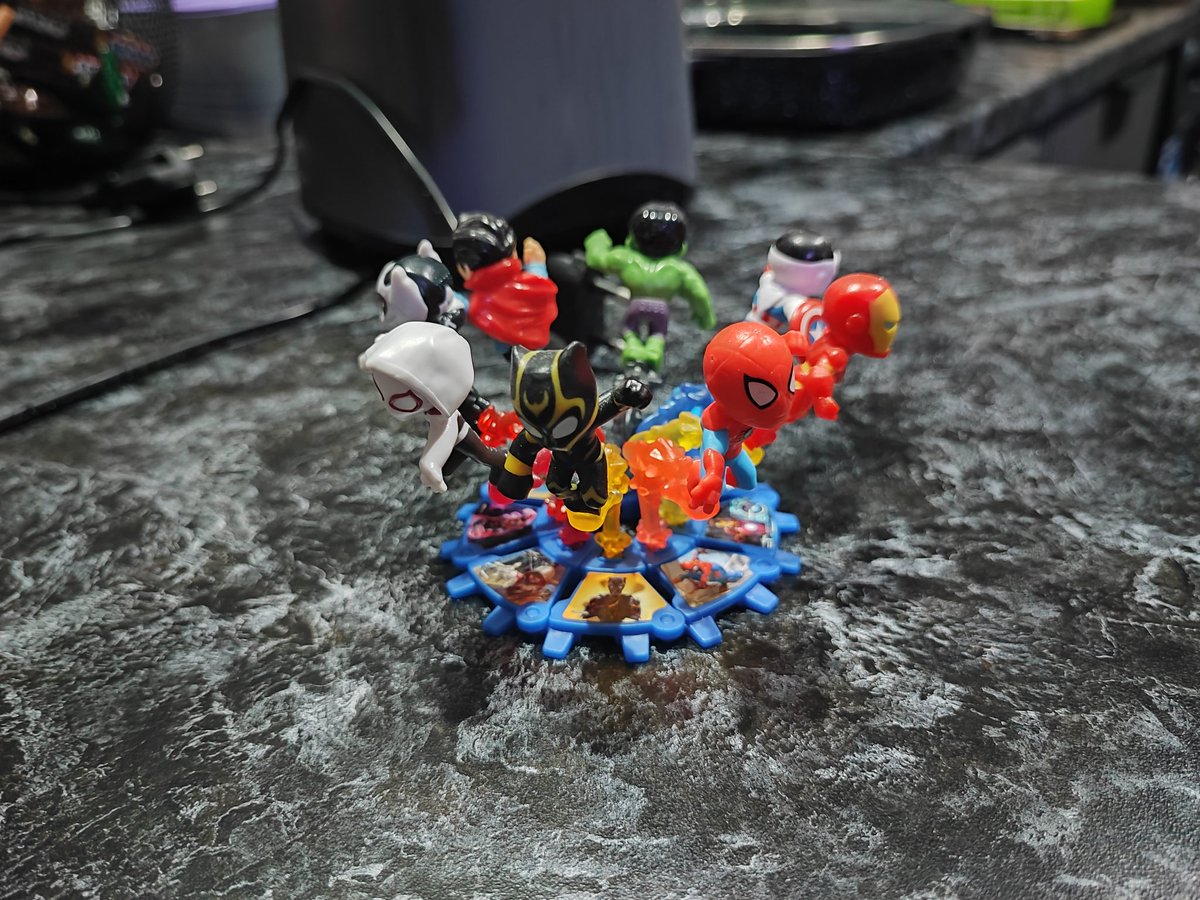 glizer's tweet image. Наконец-то собрал Киндер марвел коллекцию. Чертова Гвен Стейси долго не попадалась. Все остальных уже по три раза попались. Сучка паучья