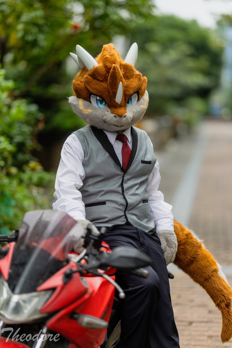 什么都不做，就在这里等着有没有考生需要突击考场（x）
摄影<a href="/Theodore900909/">Theodore</a> 
#FURSUITFRIDAY