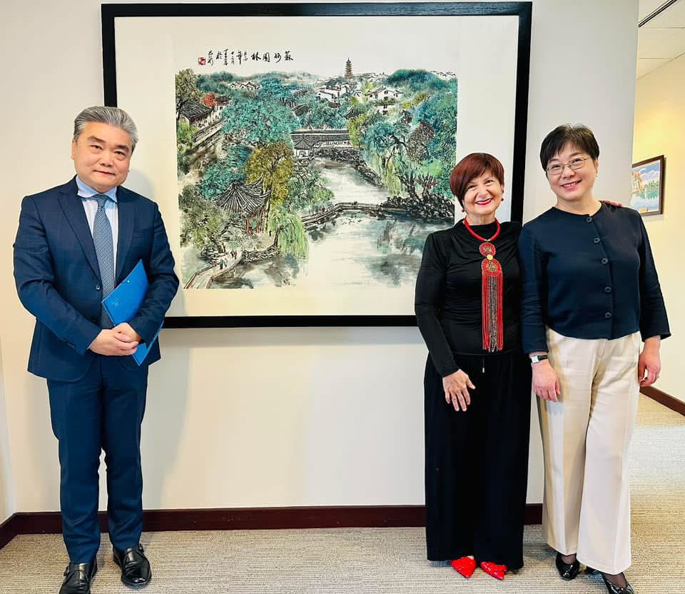 A joy to display in my office as President of the UNESCO General Conference, in the presence of the Chinese ambassador Xinyu Yang, the stunning painting “Suzhou Garden” created by her deputy Ying Wang, not only a great diplomat like his boss, but also a great artist! Xièxiè!