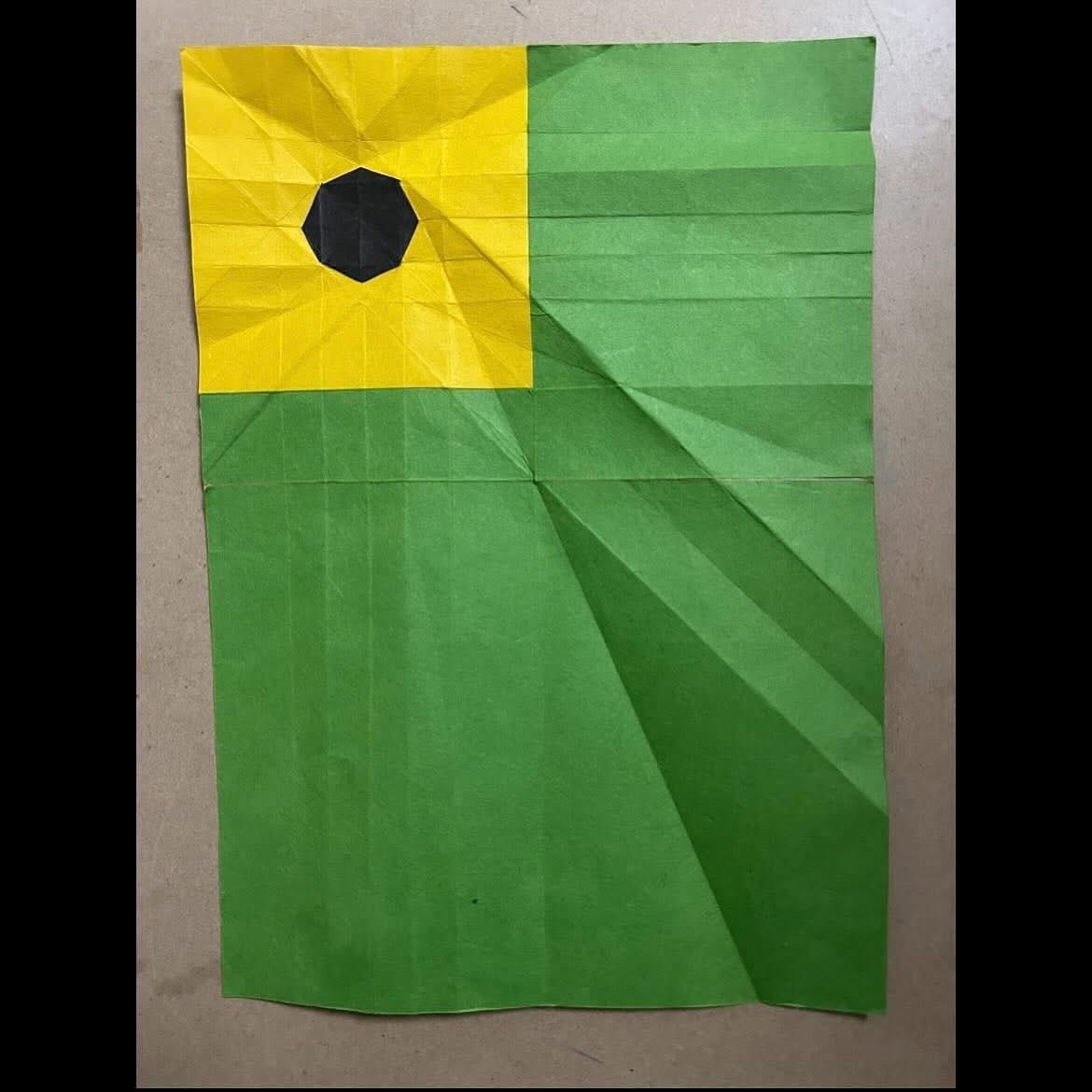 『Sunflower/向日葵』
英語/日本語

約297×210㎜

📃１枚の紙で切らずに
『Sunflower』
🌻向日葵（ひまわり）🌻
をイメージして折ってみました。

#おりがみ　#折り紙　#origami
#おりがみ作品　#折り紙作品 
#おりがみあーと  #折り紙アート
#origamiart #origamiartist 
#創作おりがみ  #創作折り紙