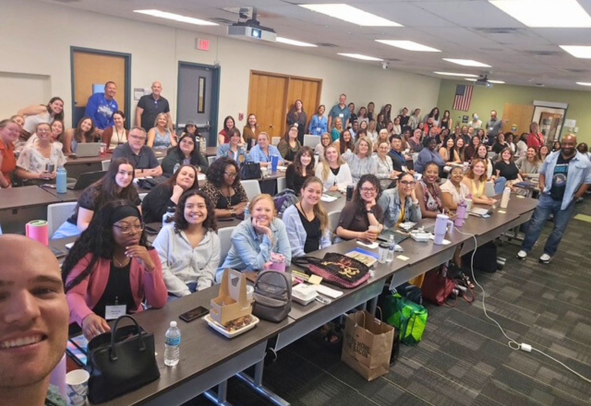 USF's Marriage &amp; Family Therapy program and EFT Tampa Bay hosted a 4-day EFT externship, training over 100 participants, including 20 USF grad students. Read more: usf.edu/cbcs/news/2025…
#USF #EmotionallyFocusedTherapy #ProfessionalDevelopment #MentalHealthTraining #CBCS
