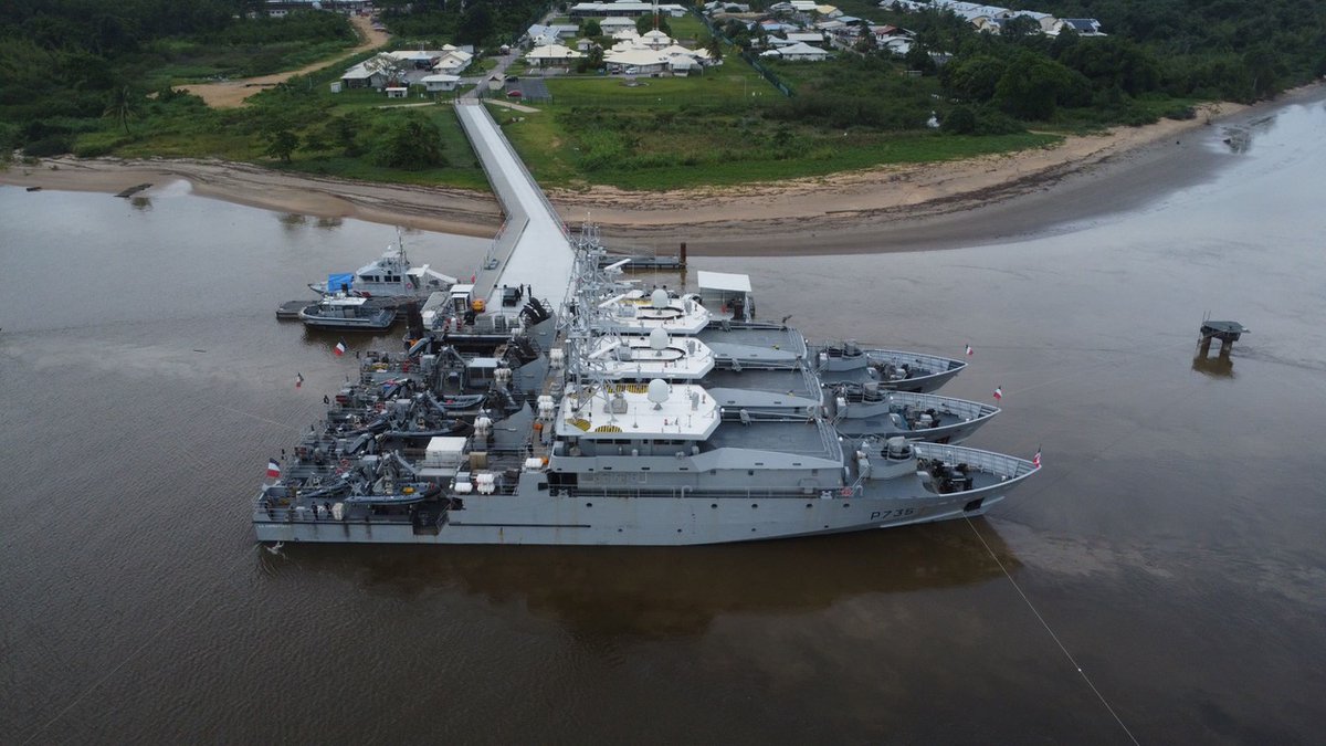 #biodiversité | Une tortue Luth prisonnière d'un filet de pêche, secourue par 2 marins du PAG La Confiance. Engagement quotidien de nos marins dans toutes les dimensions de leur mission de police des pêches et de protection de la biodiversité marine 🐢🙂