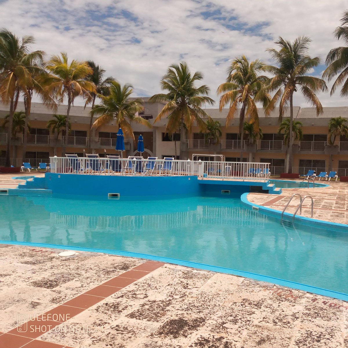 Unwind, grab a cold brew, and chill out at #BrisasdelCaribe.

Отдохните, выпейте холодного пива и расслабьтесь в #BrisasdelCaribe.