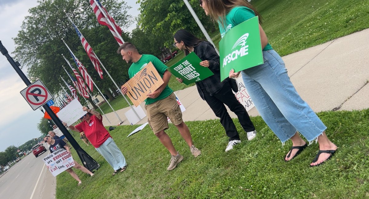 MAPEunion's tweet image. Region 19 Info Picket in St. Peter 🎉 #JustPracticing #FairContract #MAPEStrong👏