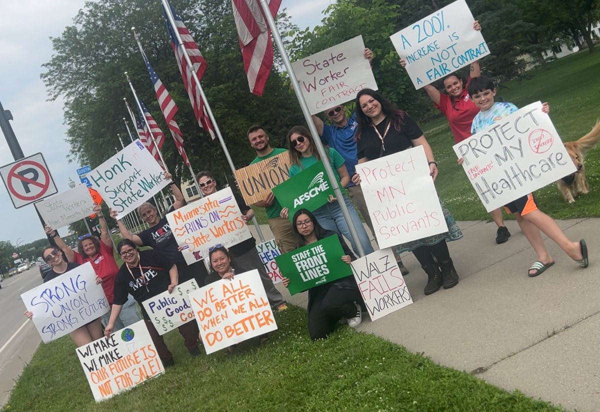 MAPEunion's tweet image. Region 19 Info Picket in St. Peter 🎉 #JustPracticing #FairContract #MAPEStrong👏