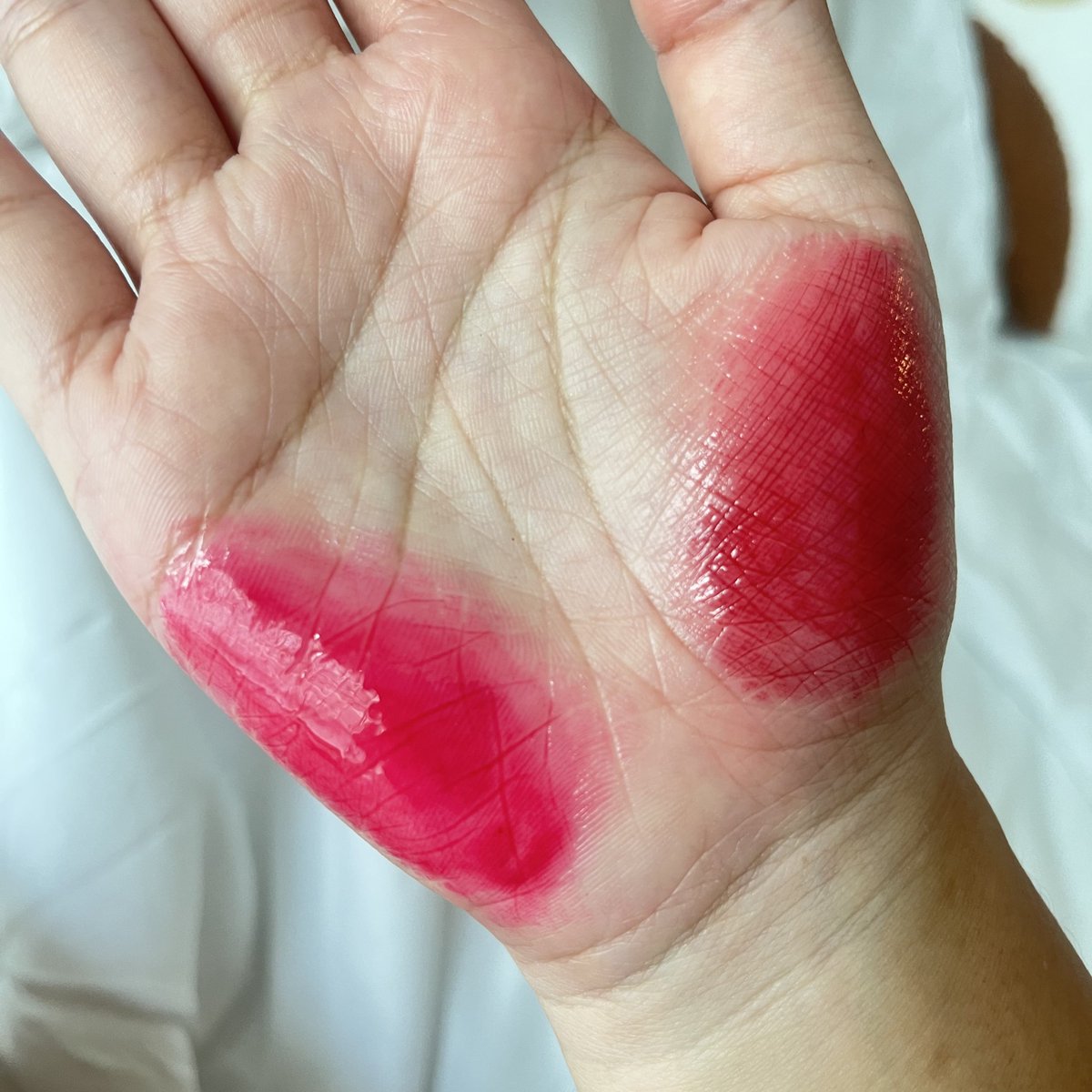 SO LYNN Crystal Glam Lip Tint Oil เนื้อบางเบา ชุ่มชื้น ฉ่ำวาวแบบคริสตัลมากก ชอบความที่ตัวลิปเขาเป็นแบบหมุน สีชัดสุด แถมเขาให้ collagen และ vitamin มาให้ด้วย ได้ทั้งสีริมฝีปากและบำรุงไปในตัว🤍