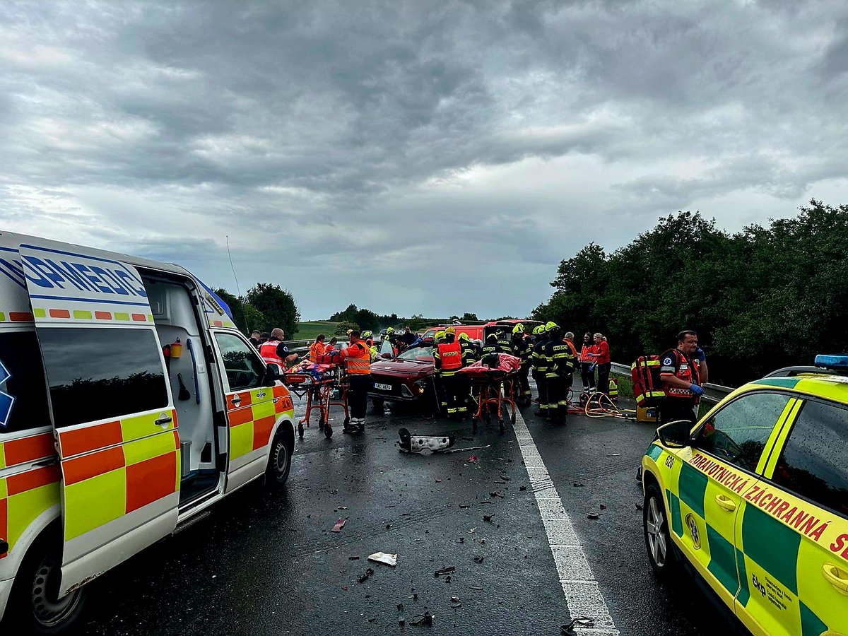 PolicieCZ's tweet photo. Dálnice D10, 23,5 km směr Turnov. Plné ruce práce mají @PolicieCZ , @ZZS_SCK i @HZS_STC. #policiestc https://t.co/sOE5nHUKEL
