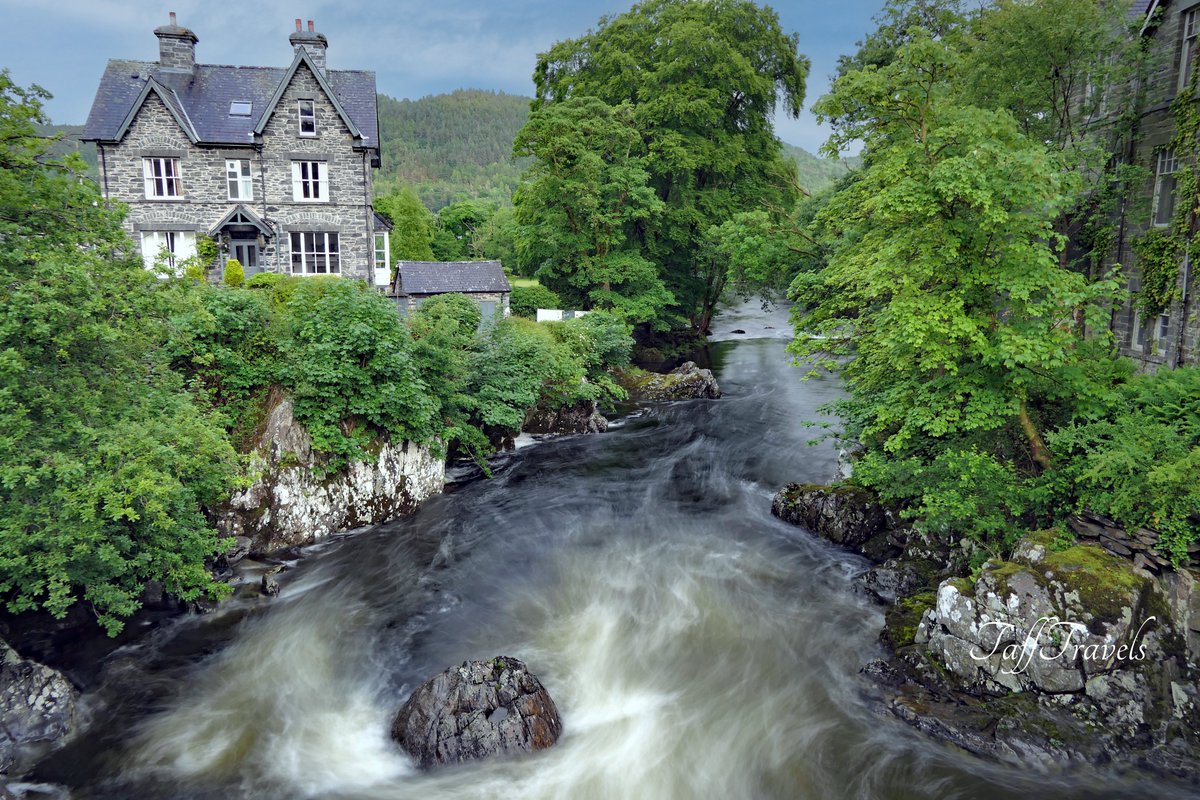 Antony Humphreys (@tafftravels) on Twitter photo Both sides of the Bridge - The view up-stream & down-stream from the famous Pont-y-Pair Bridge in Betws-y-Coed <a href="/WaterlooBetws/">Waterloo Hotel</a> <a href="/GaleriBetws/">Galeri Betws-y-Coed</a> <a href="/northwalesmag/">North Wales Magazine</a> <a href="/GoNorthWales/">Go North Wales 🏴</a> <a href="/Visiting_Conwy/">Visit Conwy</a> <a href="/VisitNorthWales/">Visit North Wales</a> <a href="/visitwales/">Visit Wales 🏴</a> #Betwsycoed #NorthWales Both sides of the Bridge - The view up-stream & down-stream from the famous Pont-y-Pair Bridge in Betws-y-Coed <a href="/WaterlooBetws/">Waterloo Hotel</a> <a href="/GaleriBetws/">Galeri Betws-y-Coed</a> <a href="/northwalesmag/">North Wales Magazine</a> <a href="/GoNorthWales/">Go North Wales 🏴</a> <a href="/Visiting_Conwy/">Visit Conwy</a> <a href="/VisitNorthWales/">Visit North Wales</a> <a href="/visitwales/">Visit Wales 🏴</a> #Betwsycoed #NorthWales