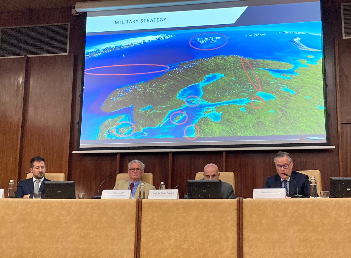 Hoje, o foco está na política de segurança: 🇸🇪 🇳🇴 🇫🇮 , organizaram o seminário sobre política de segurança em colaboração com o IDN
O Embaixador sueco para o Ártico, Axel Wernhoff, participou no seminário, e o embaixador finlandês Klaus Korhonen. <a href="/SwedenNato/">Sweden at NATO</a>