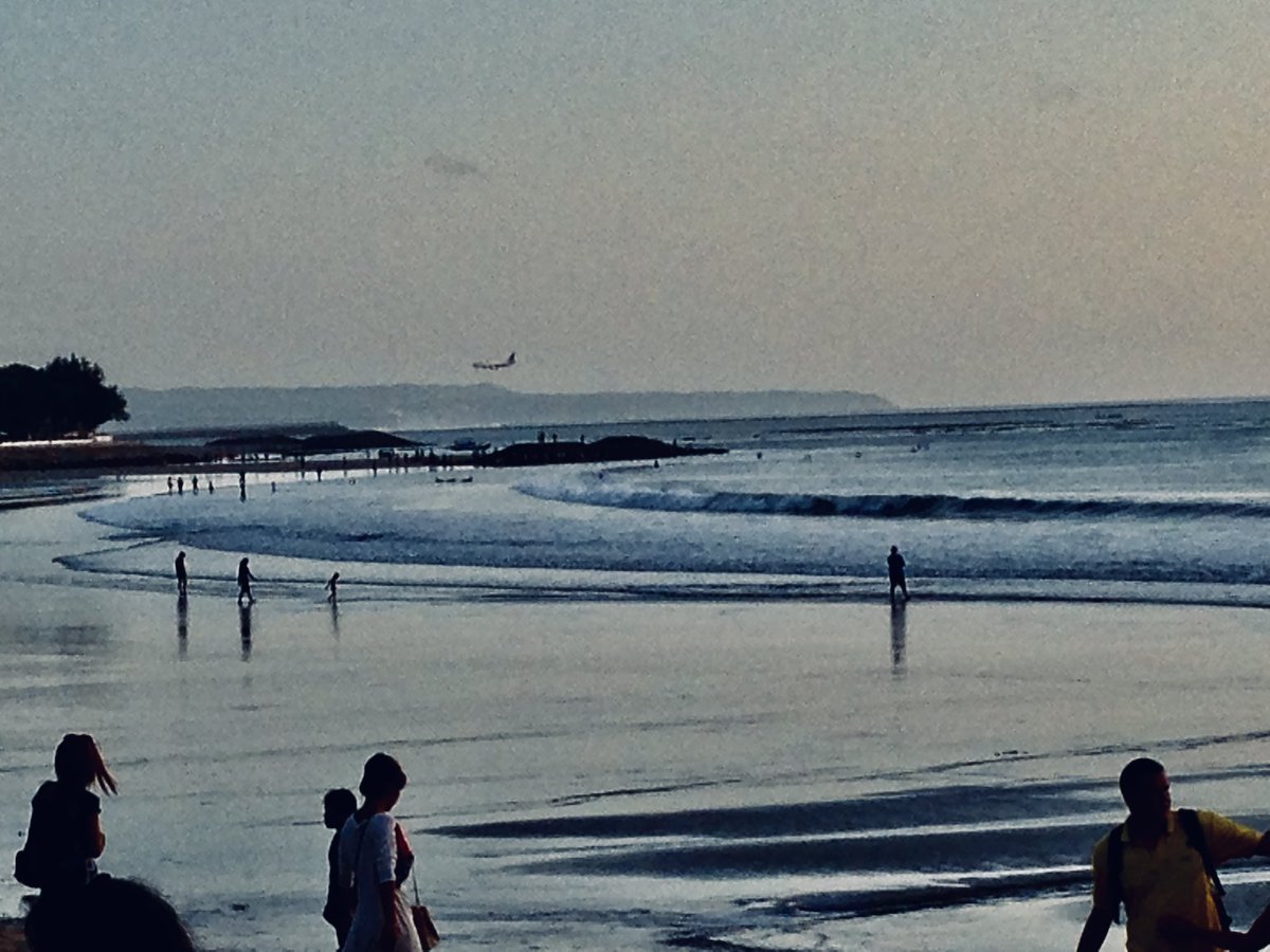 #skyフレンド募集 #moon #indianocean #sunset #iphonephotography #clouds #beach #manandnature #photopoetry #PhotographyIsArt #streetphotography …moon soaked man and nature