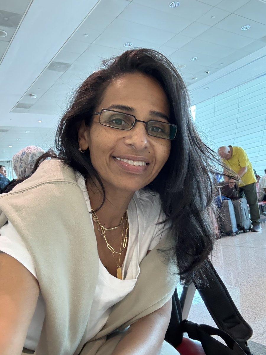 الكثيرين ممن يبعثون للجميع بتهاني العيد هنا؛ أنظر لتهنئتهم - التي ربما يقرأها المارين بها - ولا أرى ردًا عليها

لربما يحظون ب "لايك" على الماشي و ربما لا

اليوم قررت بأن أرد عليهم…  فقط لأُبهجهم للحظات بأن أحدًا ما أوجد الوقت لقراءتها و الرد عليها…❤️

#عيد_الأضحى_المبارك