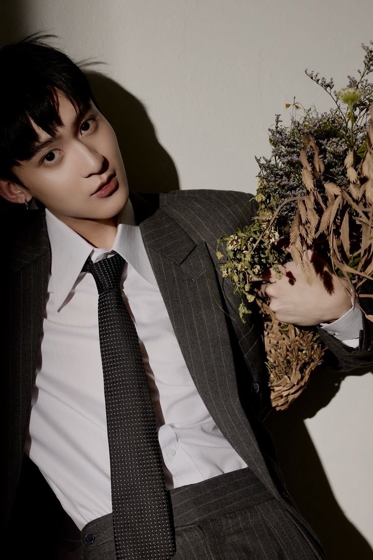 rryjinnn's tweet photo. ในมือของฉันนั้นมีดอกไม้ แต่ฉันไม่รู้จะไปให้ใคร
-คนบนฟ้า paradox- https://t.co/qqovj1piXg