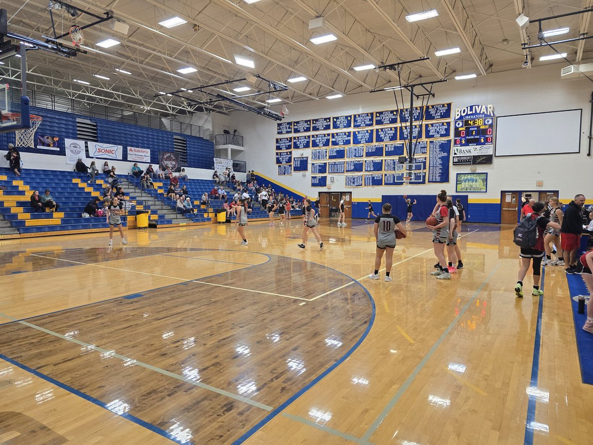 copperhead_hi11's tweet photo. The 2025 @sonicdrivein Shootout is underway!  46 teams from around the state of Missouri converge in Bolivar this weekend for some great basketball!
@missouri_sports @scoreboardguy https://t.co/tAjRx9tVaG