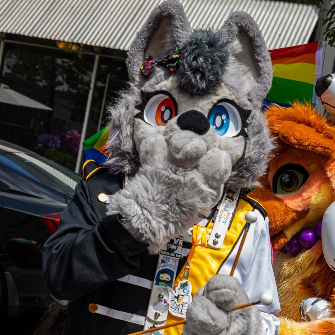 Happy #FursuitFriday!!! I wonder what he's shocked about? :3c