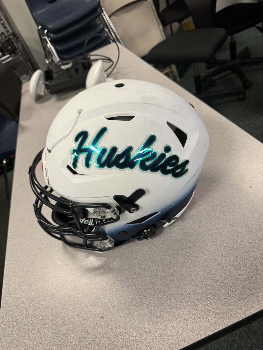 Sportdecals's tweet image. It's #TeamFeatureFriday
Think your team's got the cleanest helmets in the game? Prove it.

DM us your best helmet pic.
We're talking bold angles, sick lighting, and serious team energy!
Let's show the league what style really looks like.
#decals #FridayFeature #helmet #football