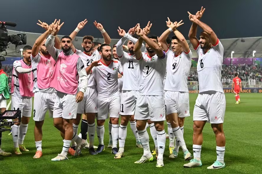Mientras el pueblo palestino es masacrado por Israel en la Franja de Gaza, la selección de fútbol de Palestina hizo historia ayer al vencer 2-0 a Kuwait en la penúltima fecha de las eliminatorias asiáticas rumbo al Mundial de 2026. 

En la última jornada, se medirán ante Omán en