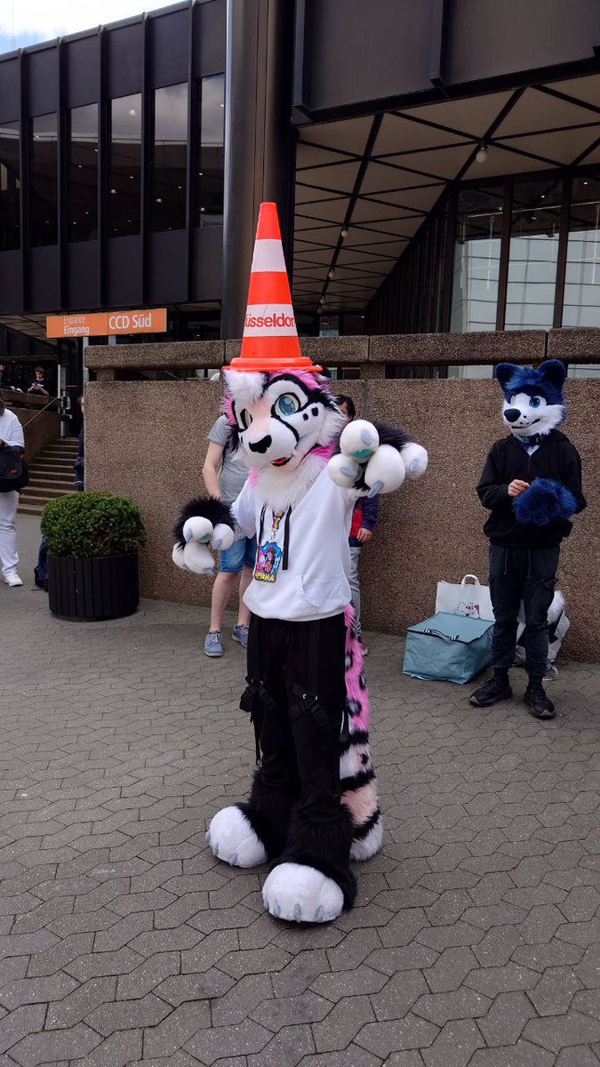 I got a new hat! 
And look, there’s <a href="/SamyoFox/">SamyoFox</a> 

🪡: <a href="/BeastLabsSuits/">BeastLabs Fursuits</a> 
📸: Rommy Winterlight
🗺️: #Dokomi2025 
#FursuitFriday