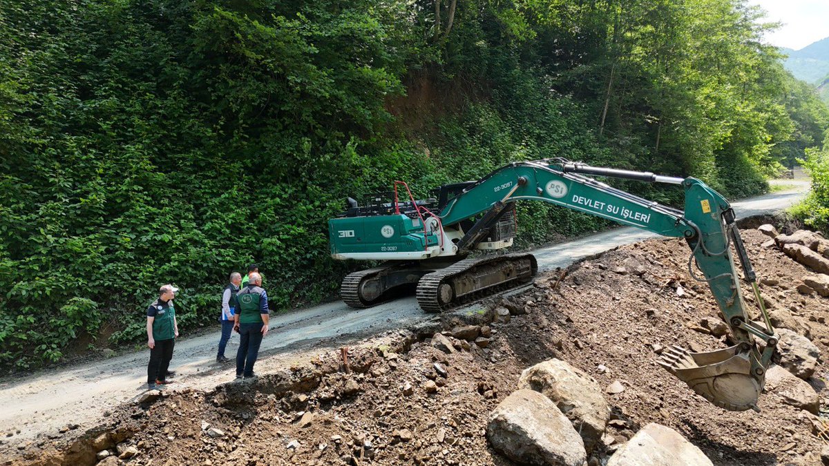 Trabzon İlimizin Ortahisar ilçesinde 3 Haziran 2025 Salı Günü yağan sağanak yağışlar sonrası yamaç suları, yüzeysel sular ve lokal heyelanlar sonucu meydana gelen olumsuzlukları gidermek için yağışların ilk dakikalarından beri sahada olan ekiplerimizin çalışmaları bayramda da