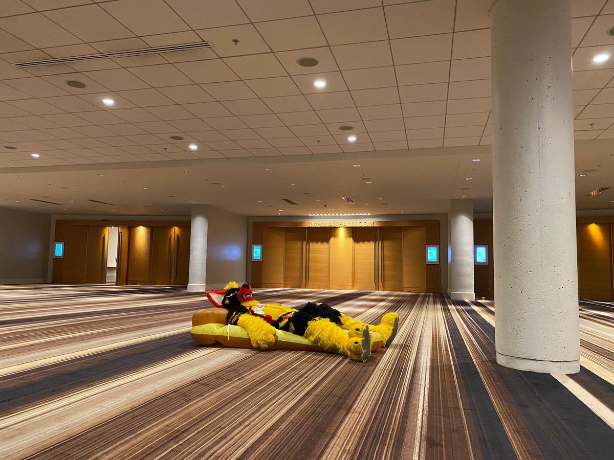 Post no context fursuit image #FursuitFriday
