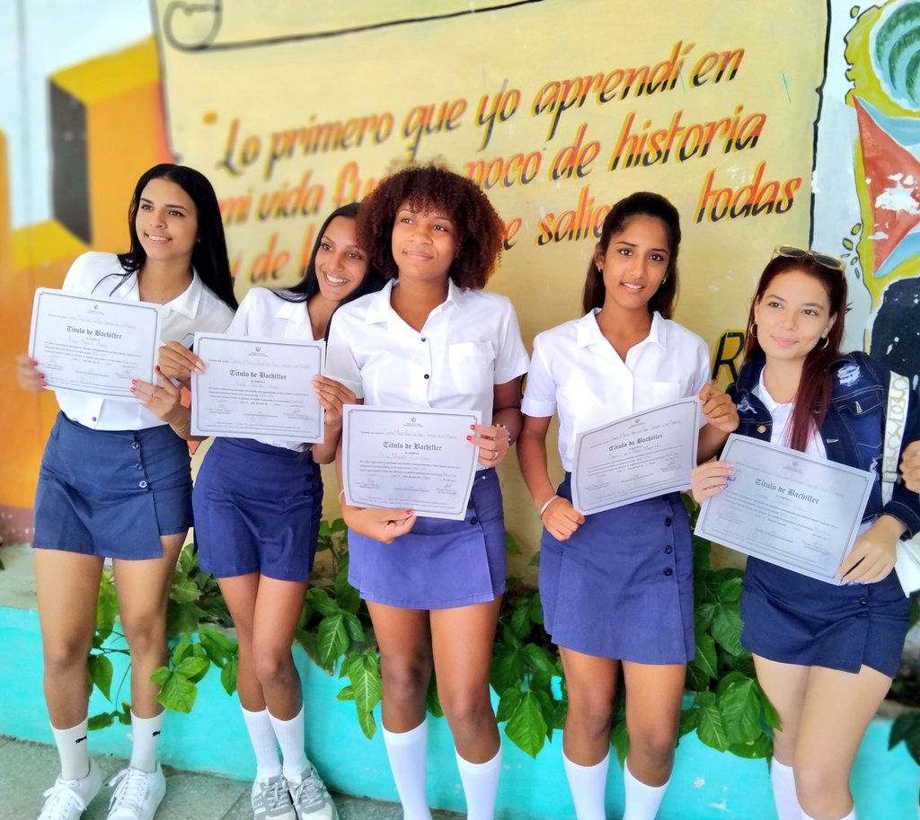 Reciben estudiantes de Duodécimo Grado del CM José Luis Tasende Muñecas de #EducaciónMediaLuna, su título de Bachiller. Felicidades a estudiantes, familiares y trabajadores de la Institución Educativa.
#GranmaConmigoCuenta
#ProvinciaGranma
#EducaciónGranma 
#MunicipioMediaLuna 👇