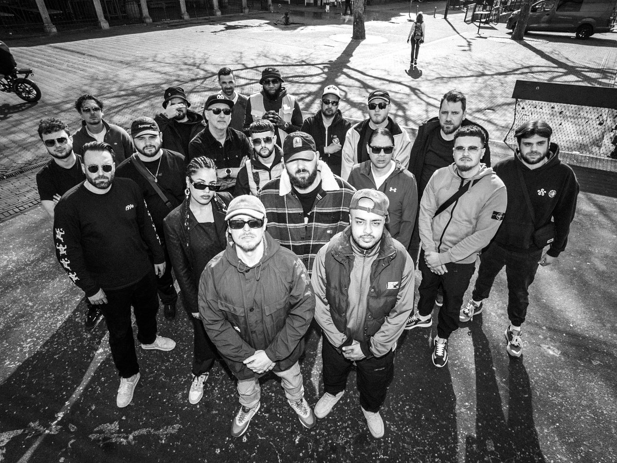 De Parlemour Tape (met o.a. het nummer Road waar een feature van mij op te vinden is) is out now en te beluisteren op alle streaming platforms! 

open.spotify.com/album/3dNByB8C…