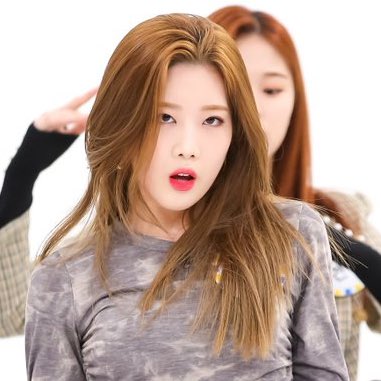 LOONA’s Kim Lip is currently going viral for her curls