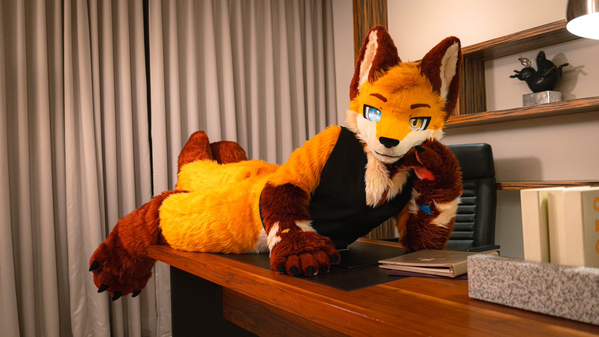 「您好，我是您今天新到職的秘書，有甚麼需要您儘管吩咐」
"Hello, I’m your new secretary starting today. Please feel free to let me know if there’s anything you need."

📷： Yangi
#FursuitFriday