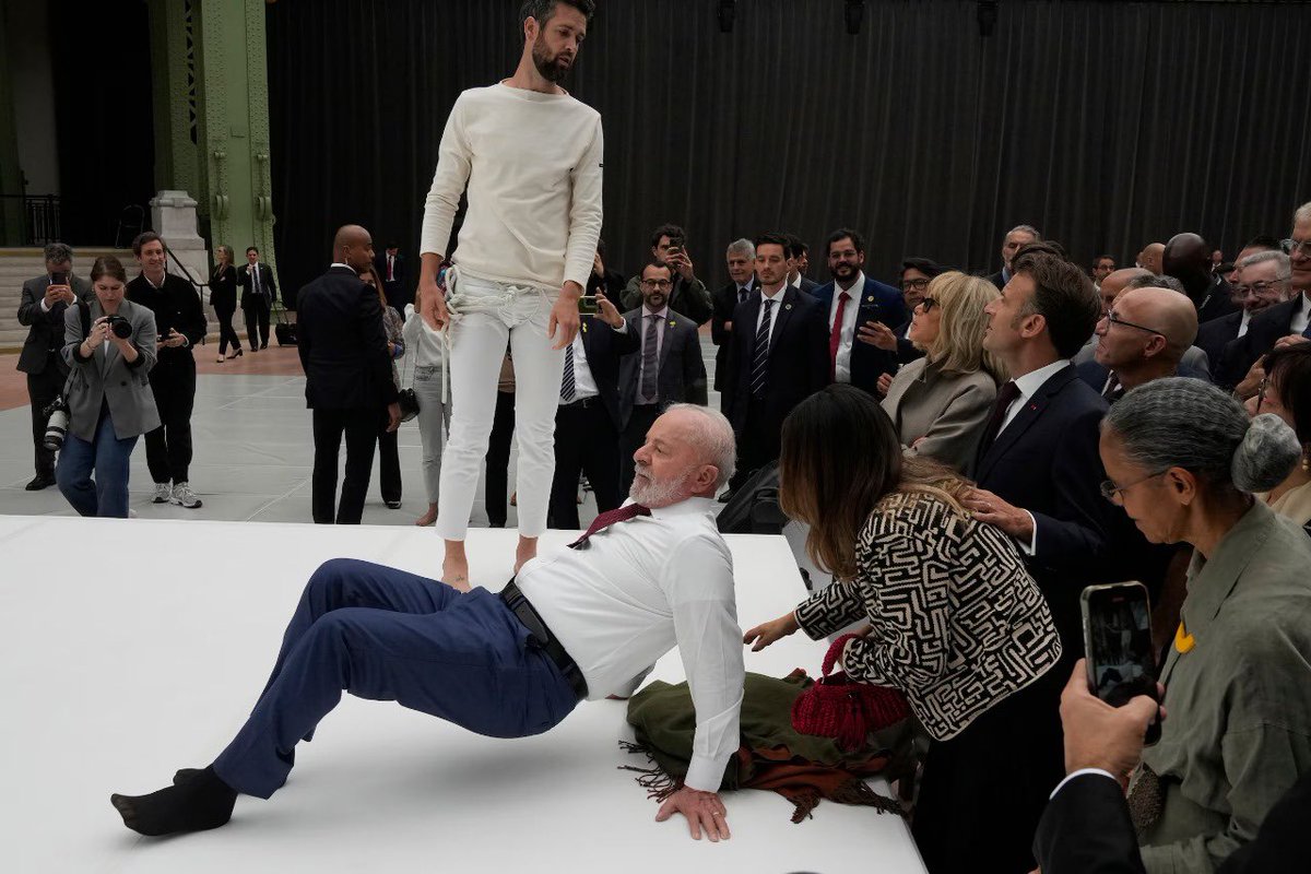 O anão diplomático acaba de ser promovido. Agora é o bobo da corte.

Foto: Michel Euler/AP
