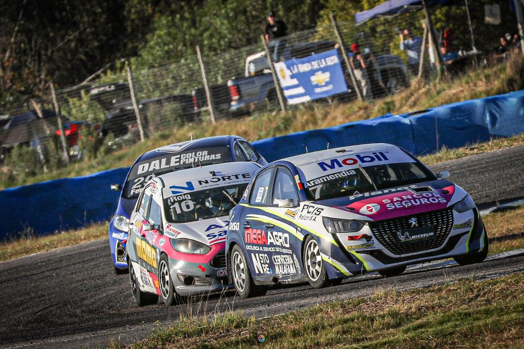 🗣️ [#AHORA] - Rodrigo Aramendía: "El reglamento personalizado ha permitido que más autos ganen carreras pero que menos peleen por campeonatos. Es un comentario general, no es contra Facu Ferra o Fer Etchegorry porque ellos pelearían igual"

💻📱 youtube.com/live/3sbPorIKv…