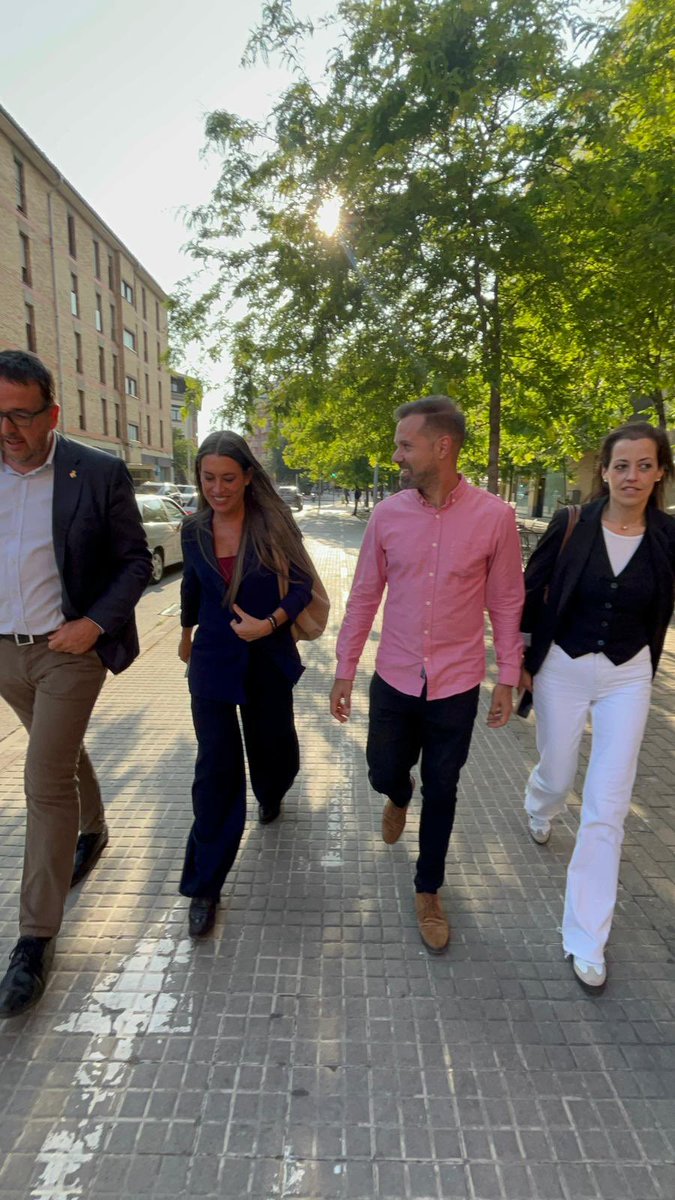 Junts Vic 🎗 (@juntsxcat_vic) on Twitter photo La seguretat és una part essencial de la societat de benestar, de progrés i d’oportunitats que volem per a tothom. És un dret bàsic, que volem potenciar encara més, amb eines contra la multireincidència o contra les ocupacions. Gràcies <a href="/miriamnoguerasM/">Miriam Nogueras 🎗</a> per acompanyar-nos #Vic La seguretat és una part essencial de la societat de benestar, de progrés i d’oportunitats que volem per a tothom. És un dret bàsic, que volem potenciar encara més, amb eines contra la multireincidència o contra les ocupacions. Gràcies <a href="/miriamnoguerasM/">Miriam Nogueras 🎗</a> per acompanyar-nos #Vic