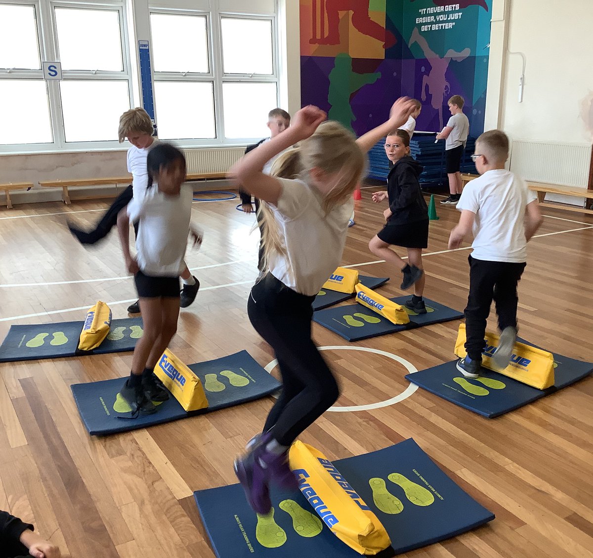 ReinwoodJuniors's tweet image. #RJS4D started the half term how they finished the last with lots of active learning. This week it was in the form of a skills circuit in our PE lesson #RJSPE
