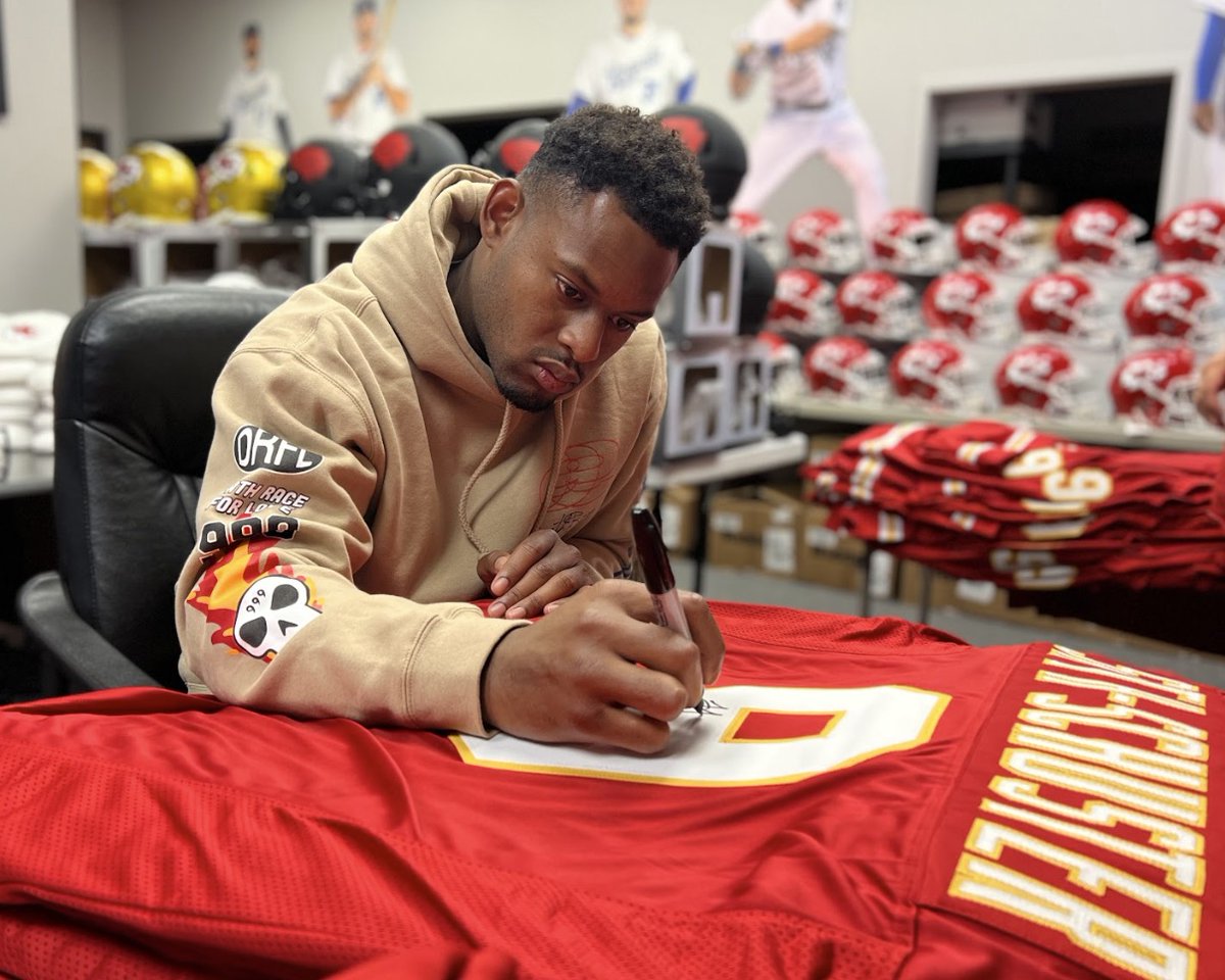 DEAL OF THE DAY!

JuJu Smith-Schuster Autographed Jerseys: $79!

Use discount code "JUJU" at checkout!

TODAY ONLY!

⬇️⬇️⬇️

tsekansascity.com/collections/ju…