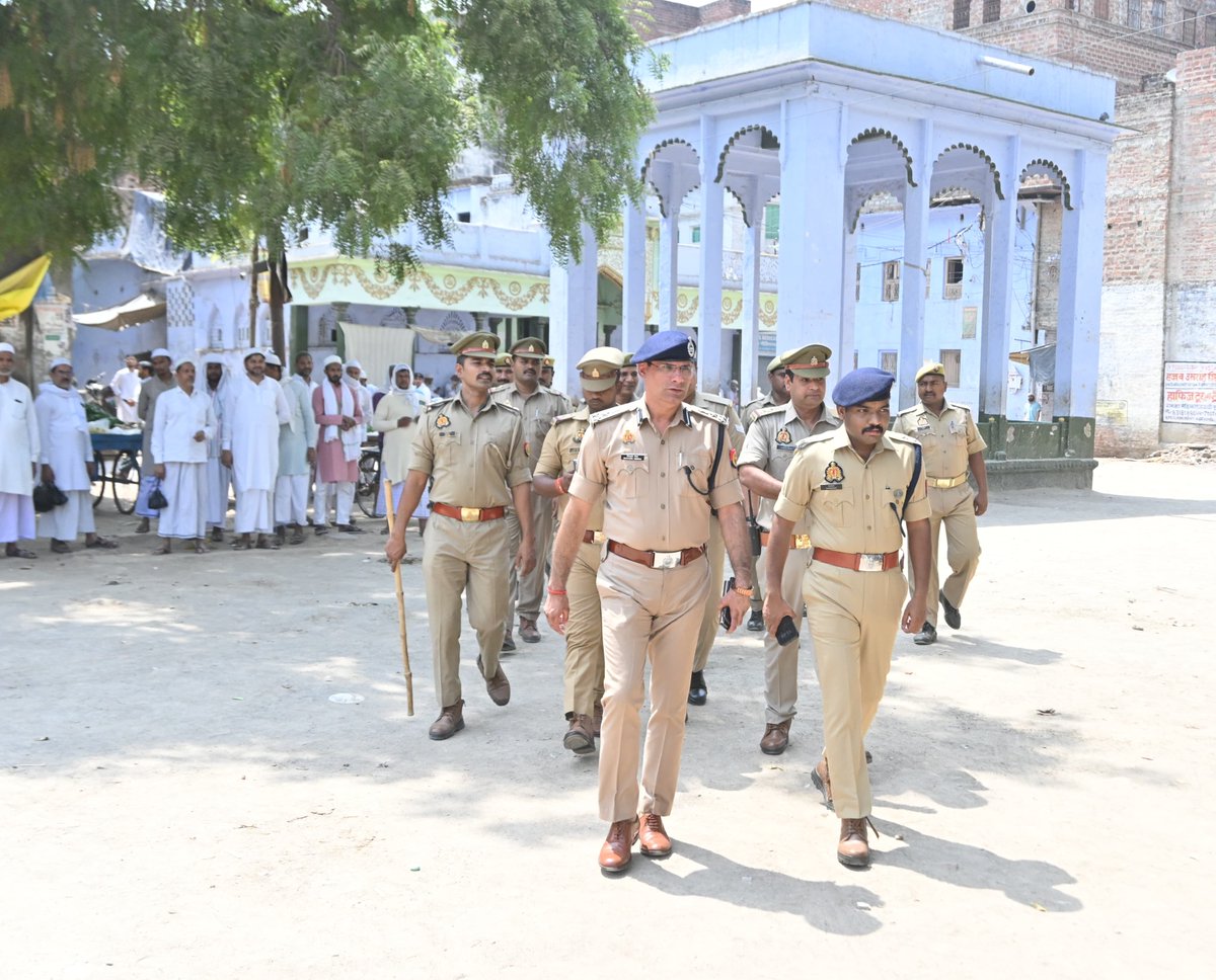 <a href="/AddlLaw/">Addl. C.P. Law & Order VNS</a>  द्वारा बकरीद के अवसर पर सुदृढ सुरक्षा व्यवस्था के दृष्टिगत विभिन्न संवेदनशील क्षेत्र/मिश्रित आबादी के आच्छादित क्षेत्रो में पुलिस बल के साथ पैदल गश्त किया गया।