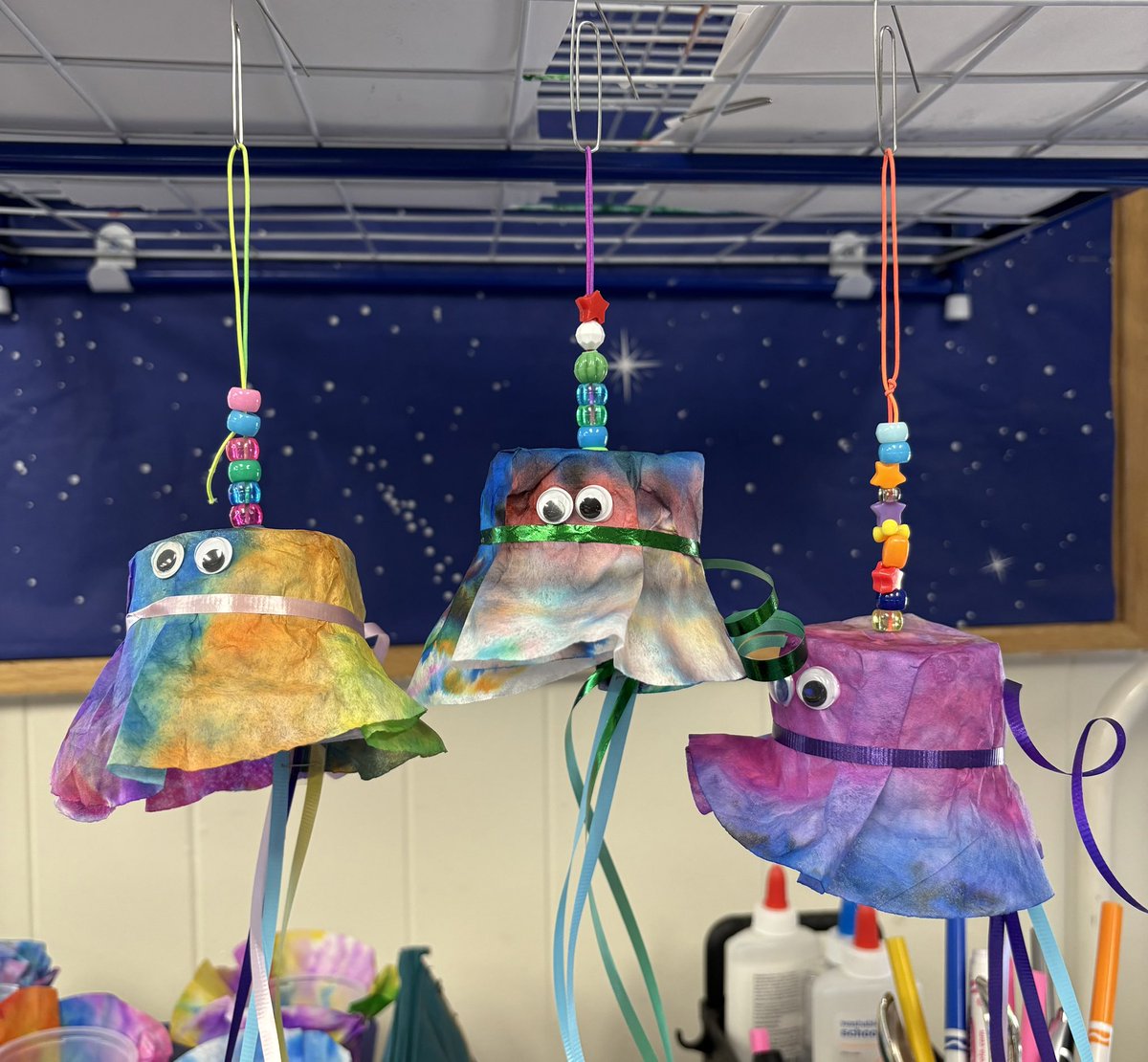 DebDelutis's tweet image. Ocean theme for our letter O, abc count down! Jellyfish for our jellyfish lesson! Bonus we recycled our apple juice containers! @EPSRocks @LTPS1 #kstars