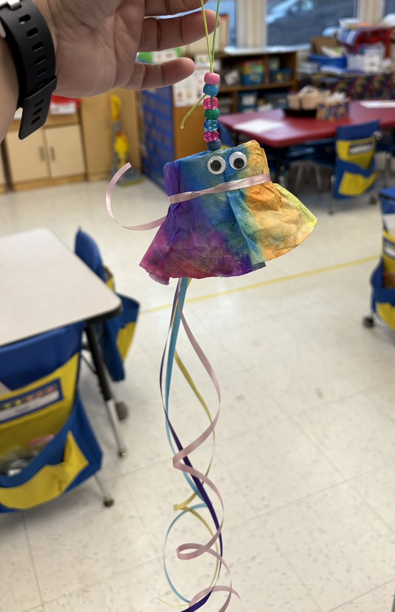 DebDelutis's tweet image. Ocean theme for our letter O, abc count down! Jellyfish for our jellyfish lesson! Bonus we recycled our apple juice containers! @EPSRocks @LTPS1 #kstars