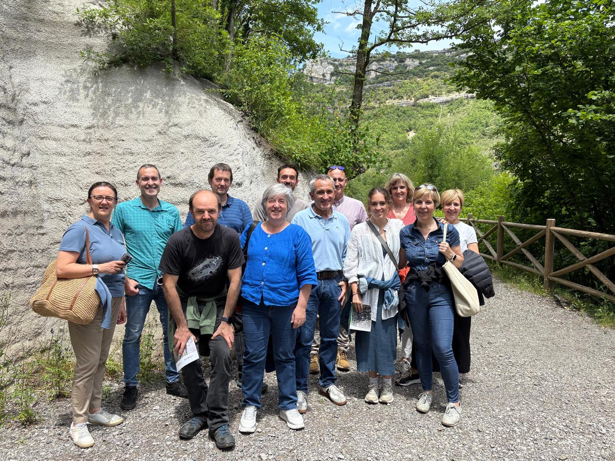 Batzar Nagusiaz gain, #Lucia meategia birgaitze, sendotze eta garbiketaren proiektua ezagutu dugu.
·
Tras la reunión de Asamblea General, hemos visitado el proyecto de rehabilitación, consolidación y limpieza de la mina #Lucia de Atauri. 
#meneko #landa
ℹ️acortar.link/mJOvUg