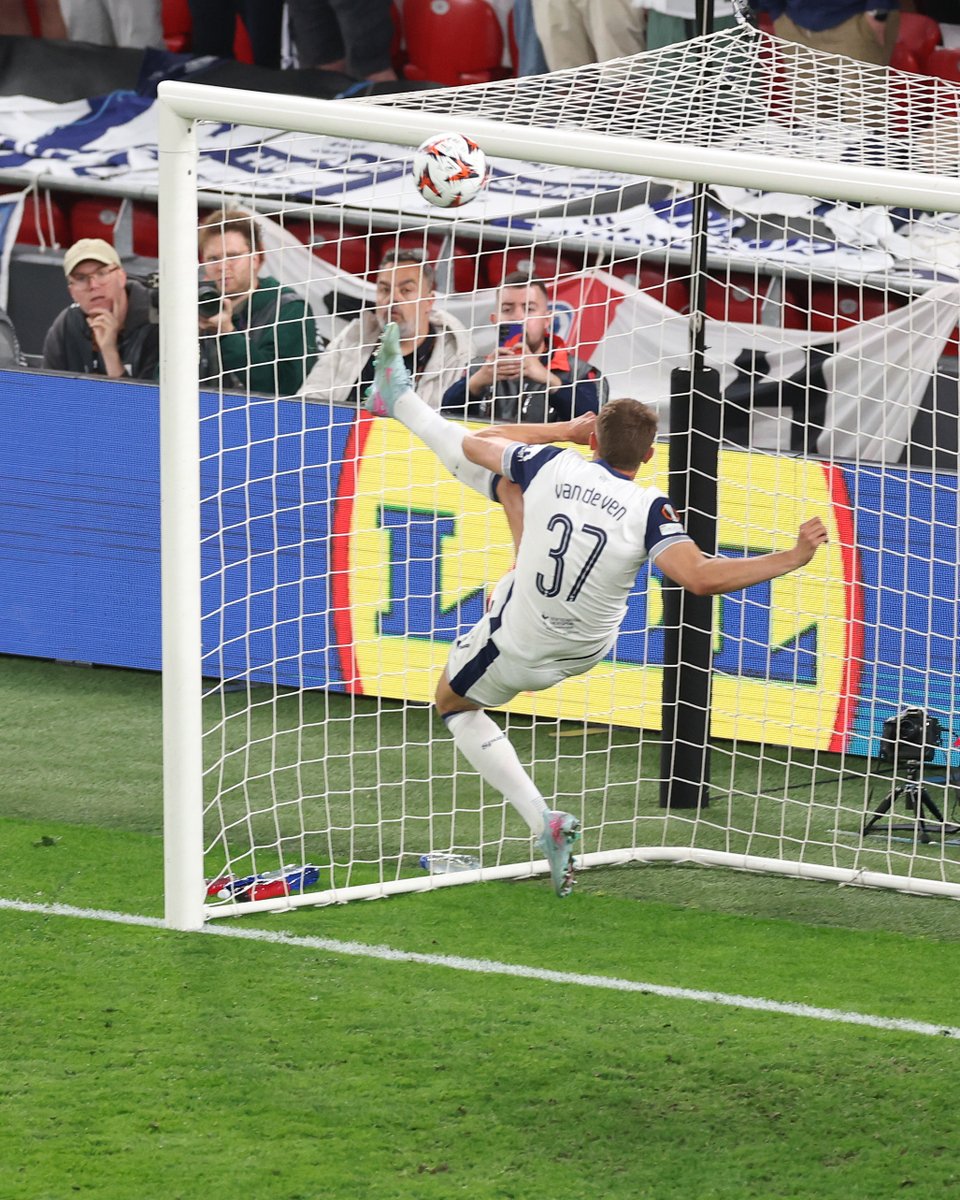 UEFA Europa League (@europaleague) on Twitter photo The art of defending 🖼️
#UEL The art of defending 🖼️
#UEL