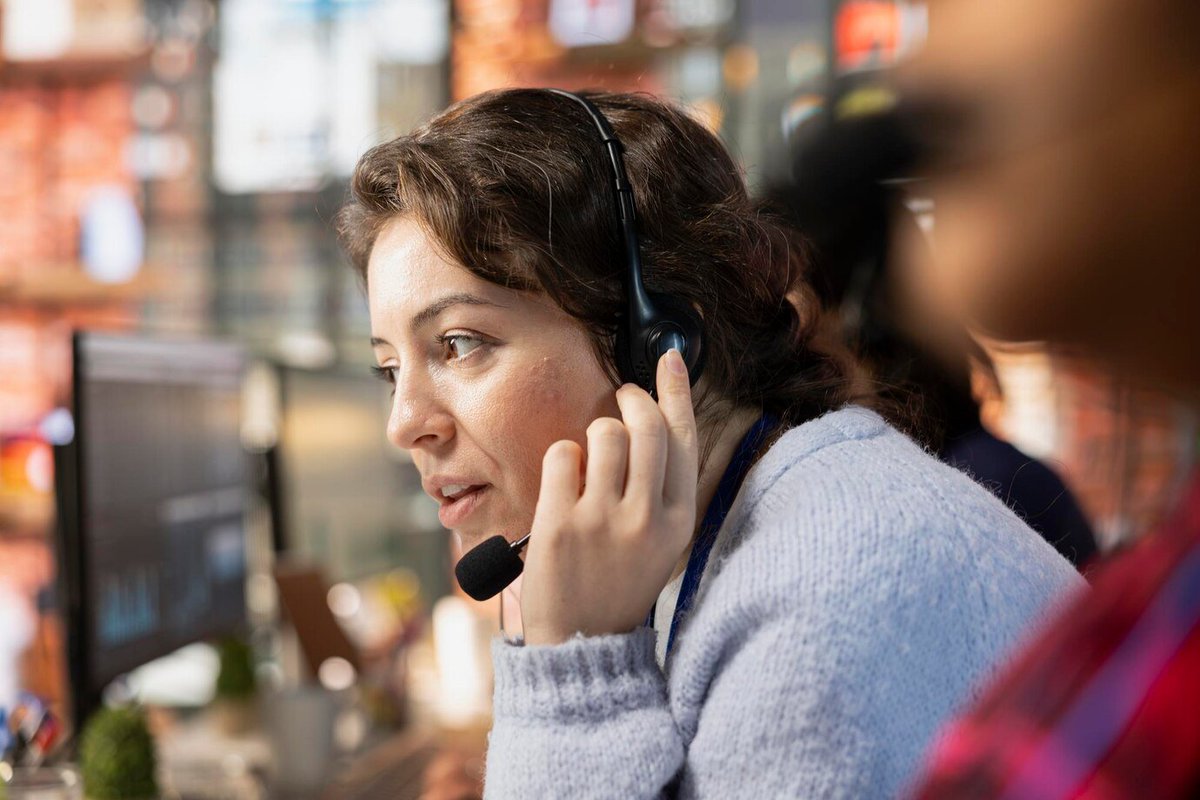 211sask's tweet image. Struggling to find local support services? Whether it’s housing, mental health, or food resources, 211 Saskatchewan helps you navigate over 5,000 listings across the province. It’s free, confidential, and available 24/7.
Call 2-1-1 to connect with help now.