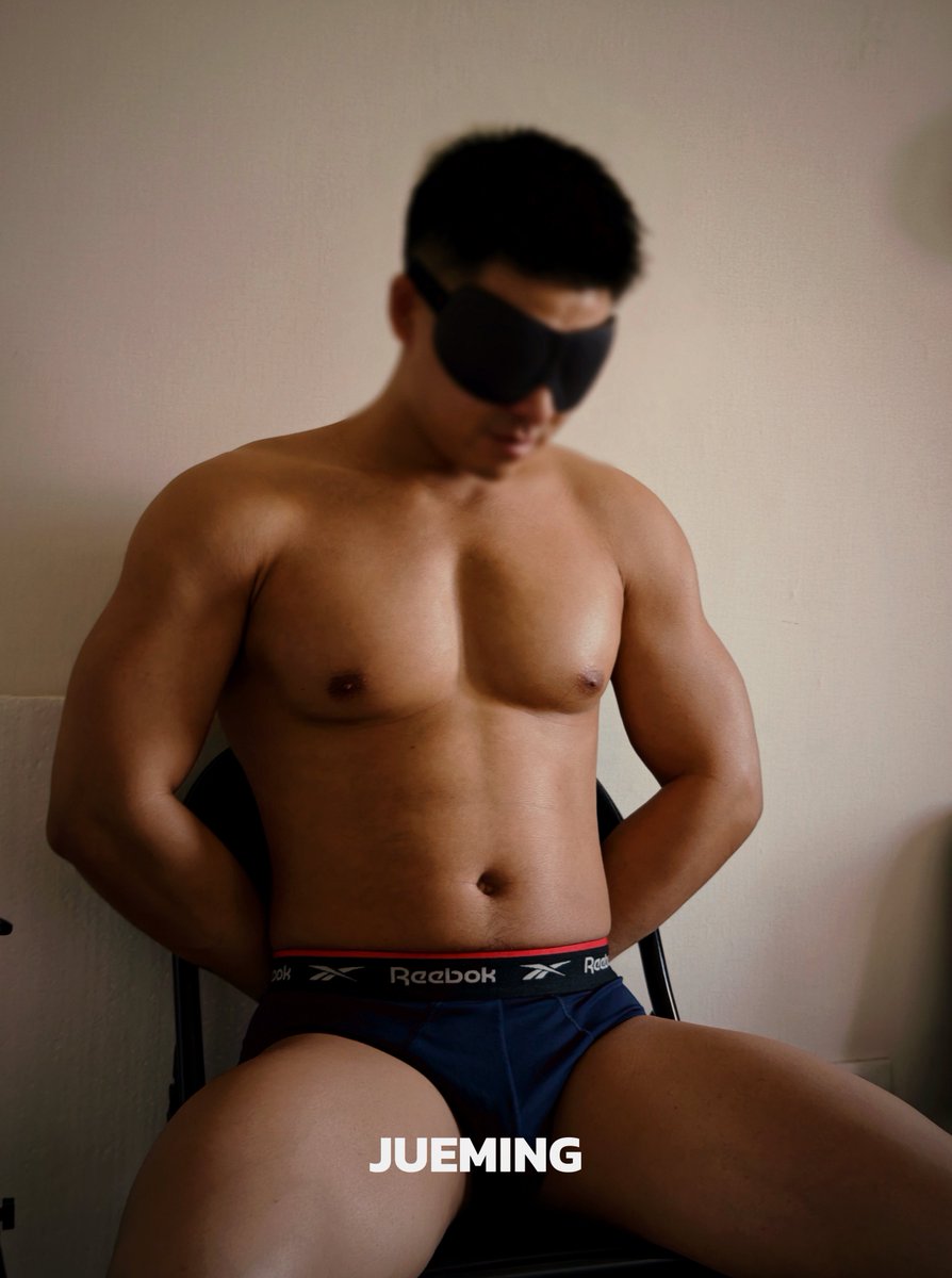 【JUEMING-农牛证件照】
-
老旧的出租屋里，昏黄的灯光下，肌肉壮汉被蒙住眼睛，手背后乖乖的坐在椅子上，等待别人随意玩弄他的身体，一身肌任人摆布，强大的反差感让他不由自主的沦为肌肉玩具。直到最后，屈辱的抽搐着身体……