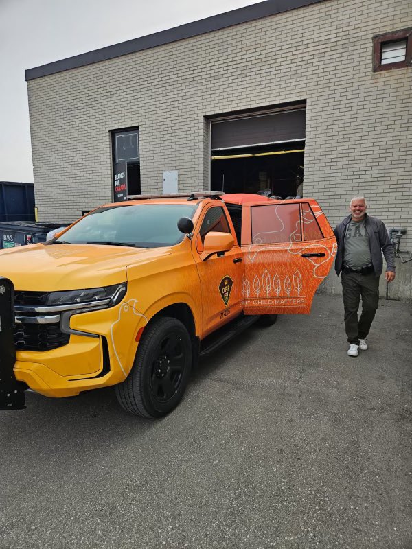 Sgt. Sean Bowers of the OPP Indigenous Policing Bureau <a href="/OPP_HSD/">OPP Highway Safety Division</a> picking up donations to be sent to First Nations people who have left their homes due to the wildfires in Northwestern Ontario where thousands of people have been displaced.

#OPP #firstnations #beabrandforcanada