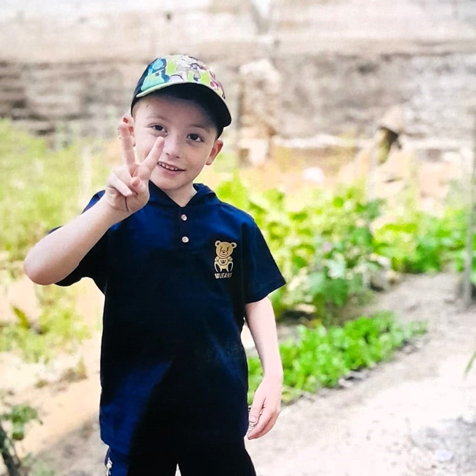 (محمد) يطل عليكم من حي الزيتون بملابس العيد وبإشارة ✌️..
كل عام وأنتم بخير ❤️..