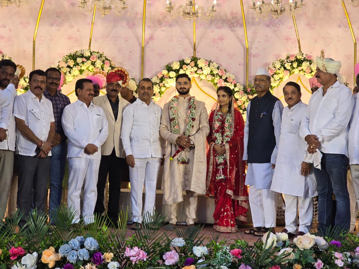 Shriniwas Patil (@shripatilkarad) on Twitter photo कराड येथे श्री.संजय वाटेगावकर यांची कन्या चि.सौ.कां.कोमल आणि श्री.अरुण देवकर यांचे सुपुत्र चि.अक्षय यांच्या विवाह सोहळ्यास उपस्थित राहून वधू-वरास शुभेच्छा दिल्या. कराड येथे श्री.संजय वाटेगावकर यांची कन्या चि.सौ.कां.कोमल आणि श्री.अरुण देवकर यांचे सुपुत्र चि.अक्षय यांच्या विवाह सोहळ्यास उपस्थित राहून वधू-वरास शुभेच्छा दिल्या.