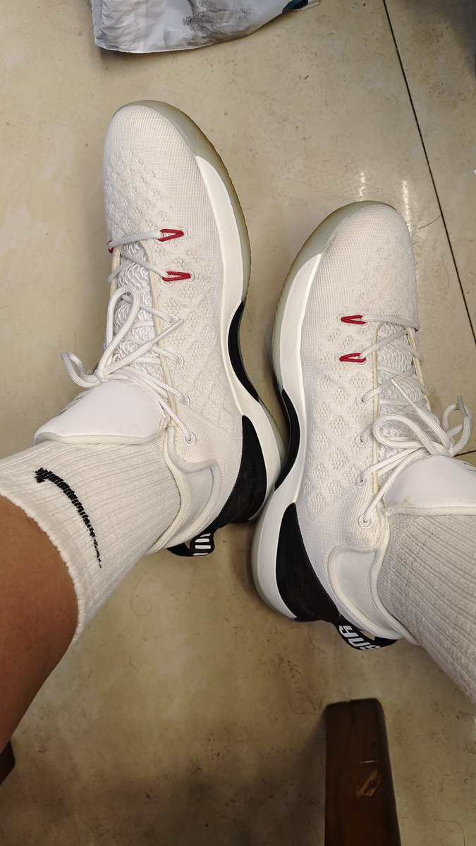 前几天在闲鱼激情下单了最符合xp的一双篮球鞋🥵🥵🥵，到货了这两天一直在穿，又舒服又爽🥰🥰

今天跟之前换钥匙的学长聊天，约定明天开始再换一次，时间翻一倍，🔒到6月20号，明天开始打卡😍（maybe）