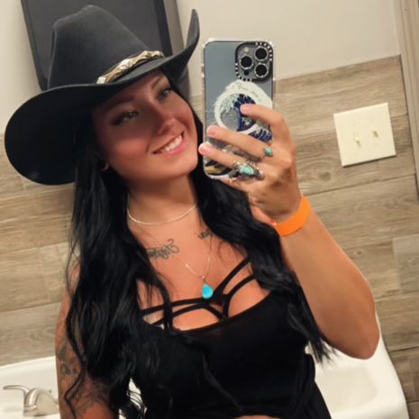 spooledupchick's tweet photo. @YungMiami305 help a girl out 😉 https://t.co/FsE7WmNHrR
