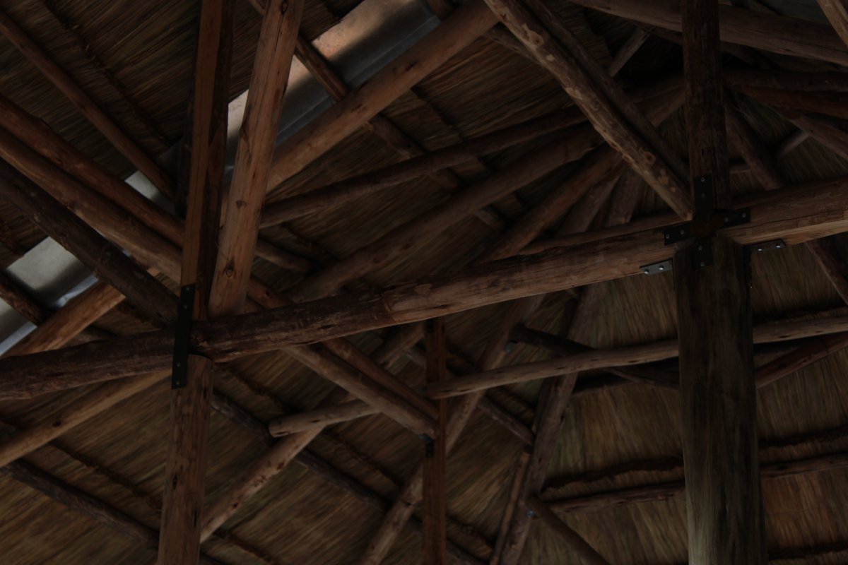 Para los gordos arquitectura, esto esto es una caricia al alma. Mucho oficio y esmero de los constructores para hacer esta catedral de madera.