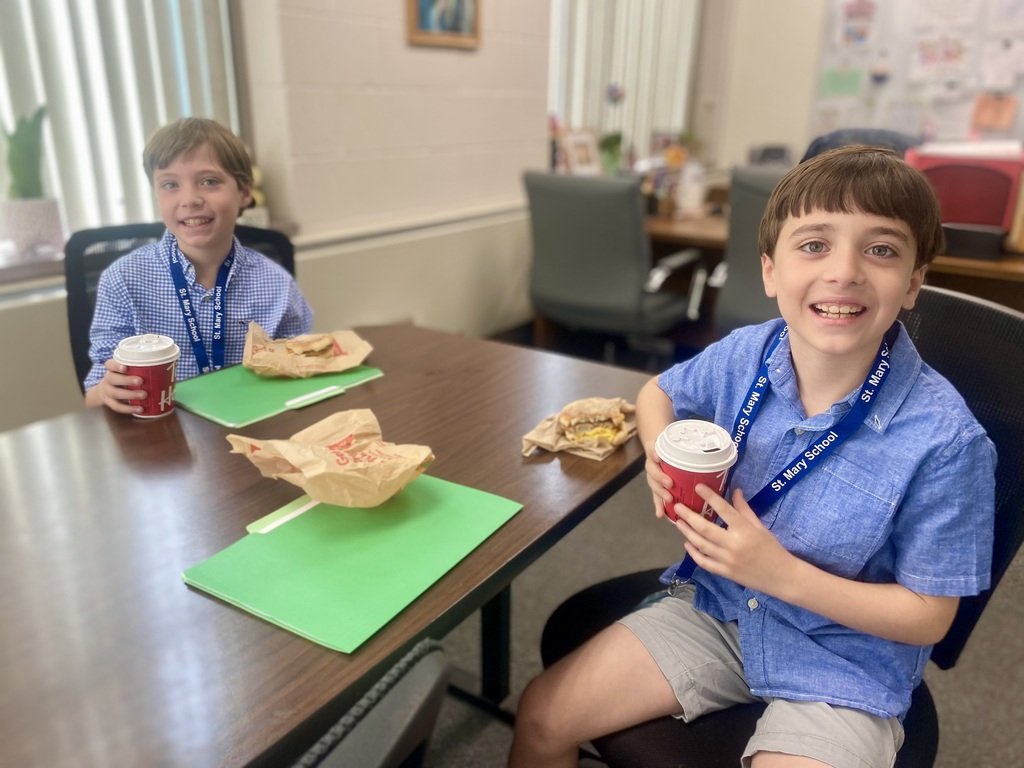 SMSSwormville's tweet image. These two pals gave Mrs. D'Angelo a break this week when they became "Principal for the Day"! Thank you to the Huber family for bidding on &amp;amp; winning this experience in our 2025 Spring for Success Silent Auction! 

#principalforaday #springforsuccess #dressdown #SMStheplacetoBEE